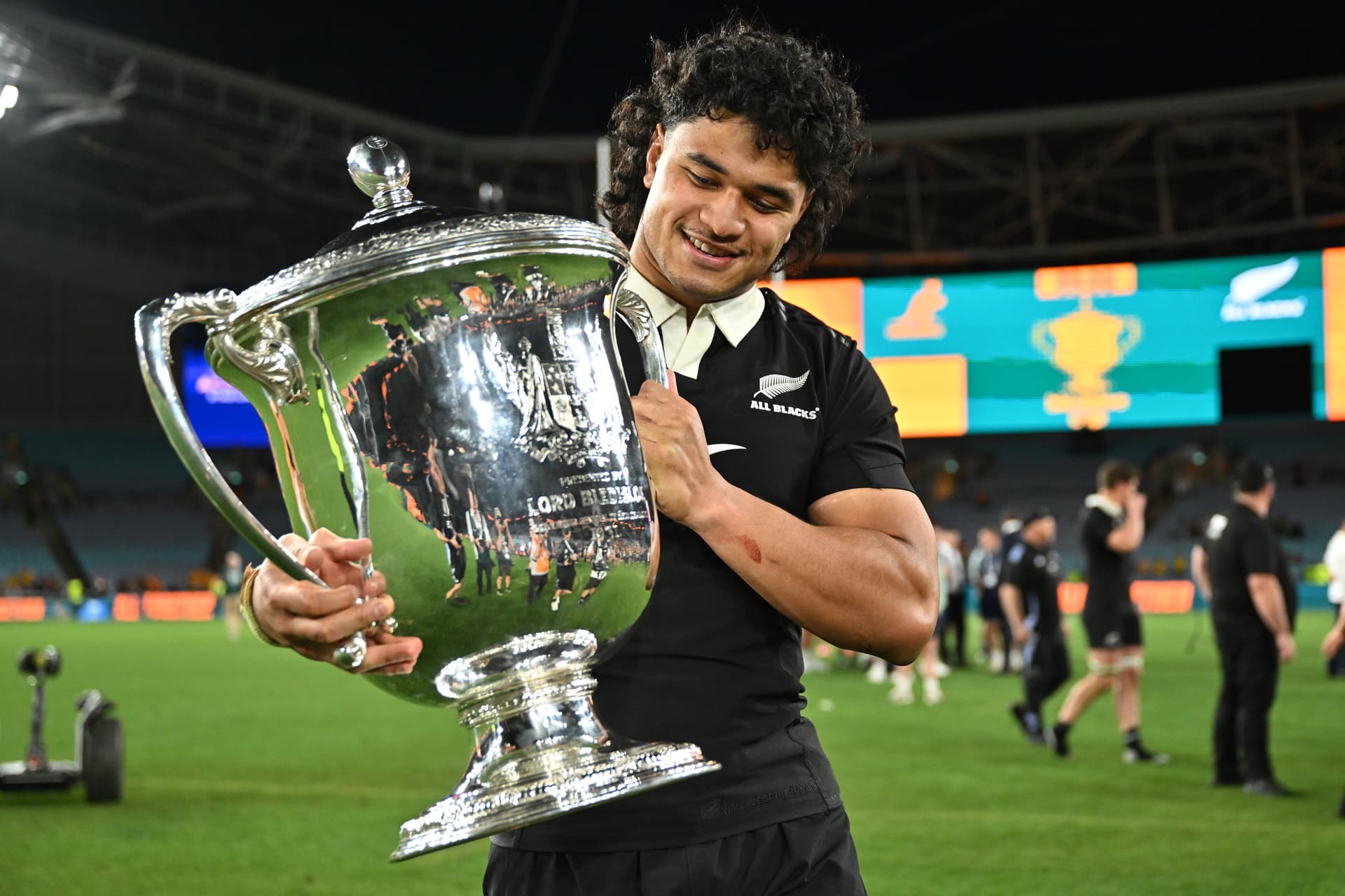 Wallace Sititi holds the Bledisloe Cup