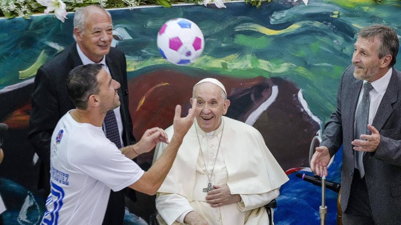 Football world hails fan Pope Francis