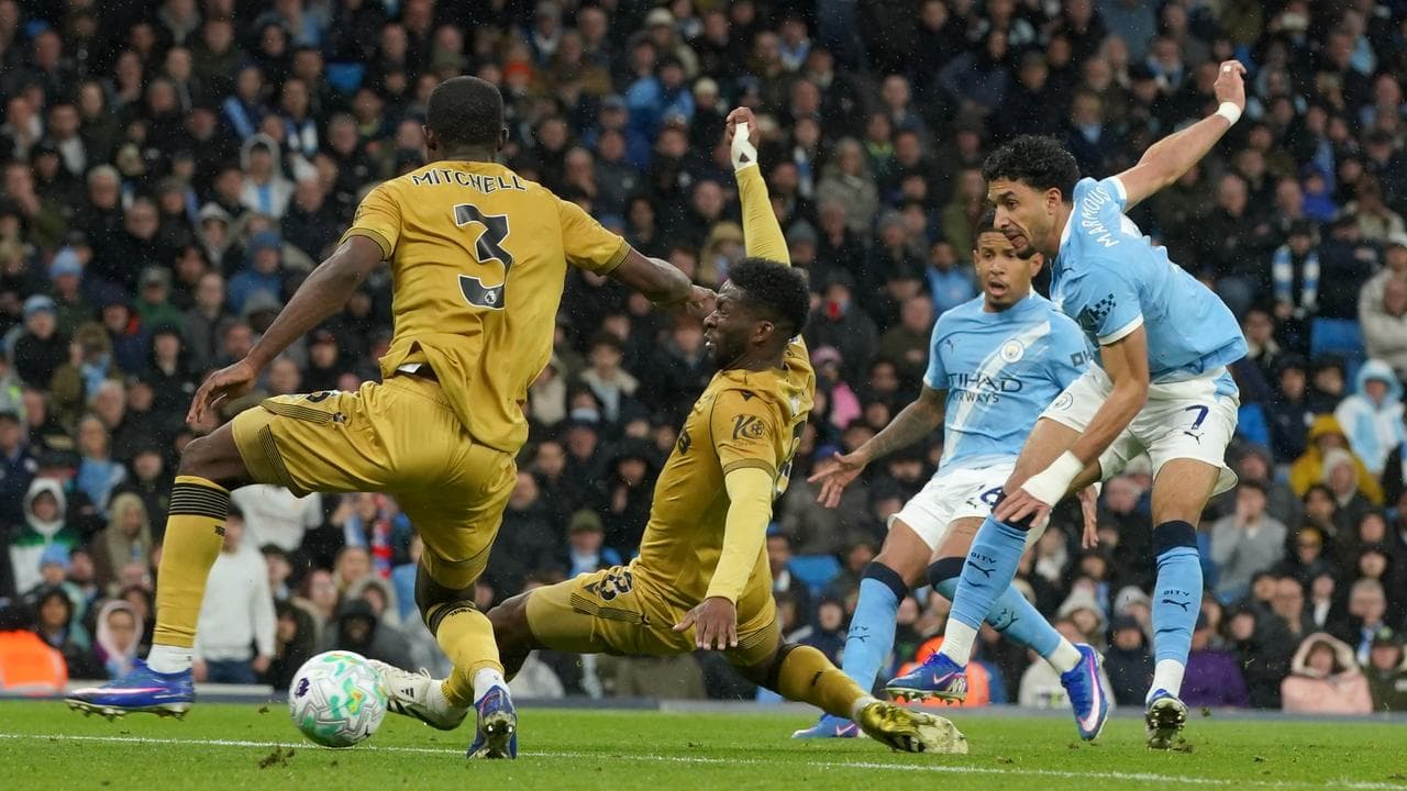 Manchester City sink Palace to keep Premier League title hopes alive