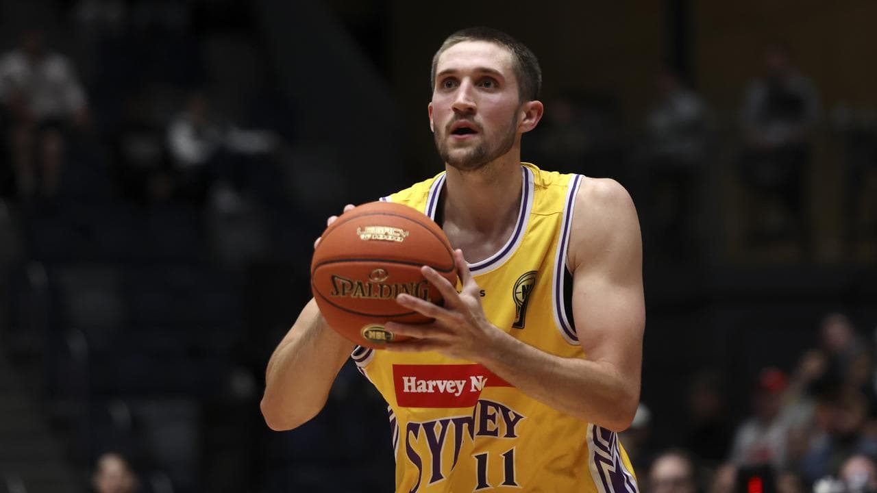 Kings import shines as Sydney demolish Hawks in NBL