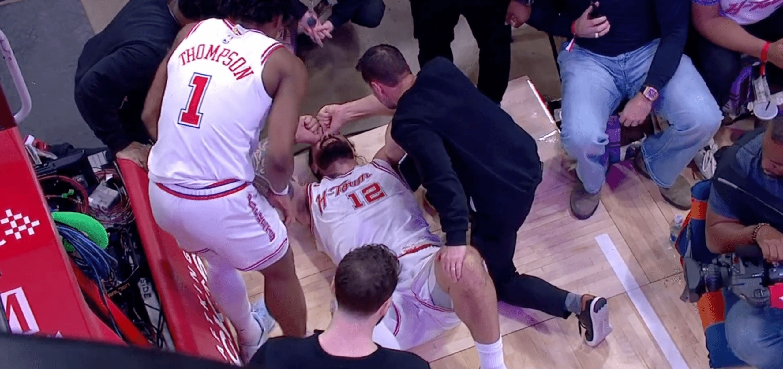 Steven Adams injury scare as Kiwi centre helped off court
