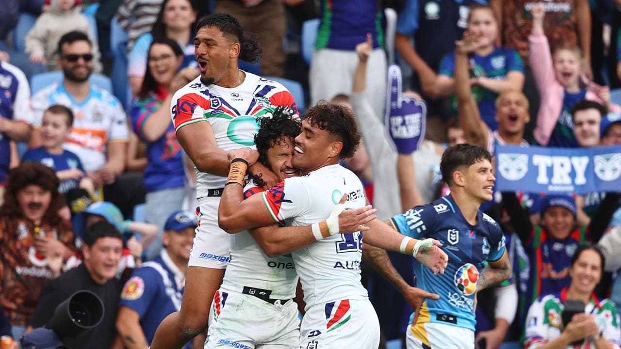 Eight-try Warriors crush Titans to stay in top-two race