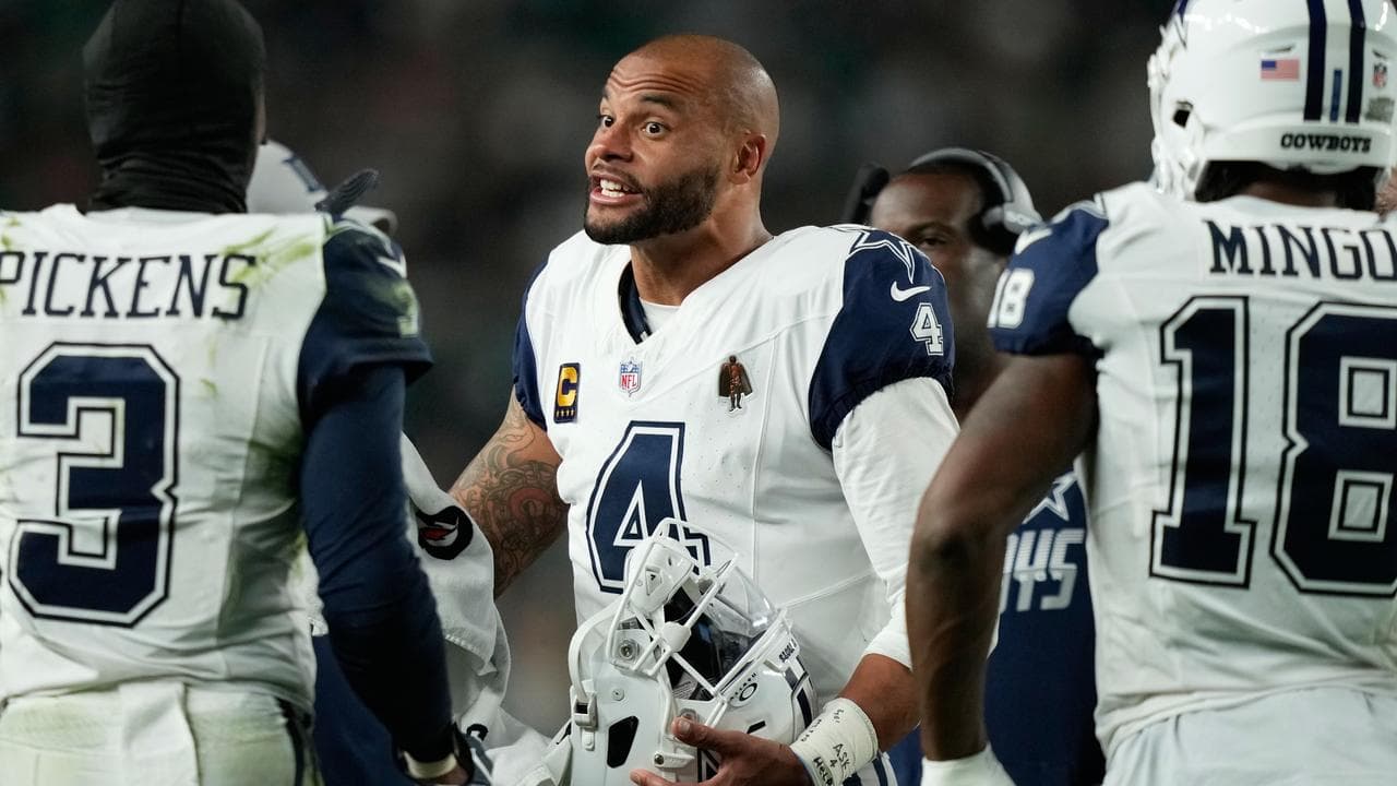 Prescott helps Cowboys throw more misery at Eagles
