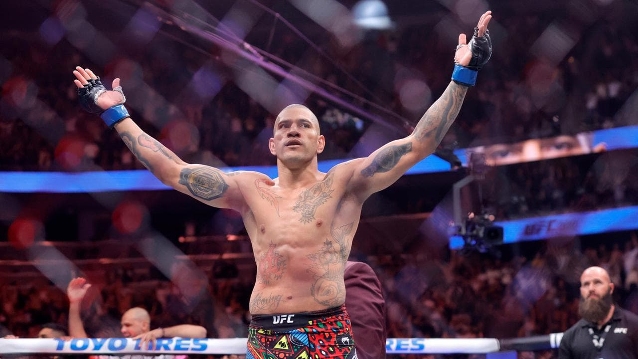 Pereira dethrones Ankalaev at UFC 320