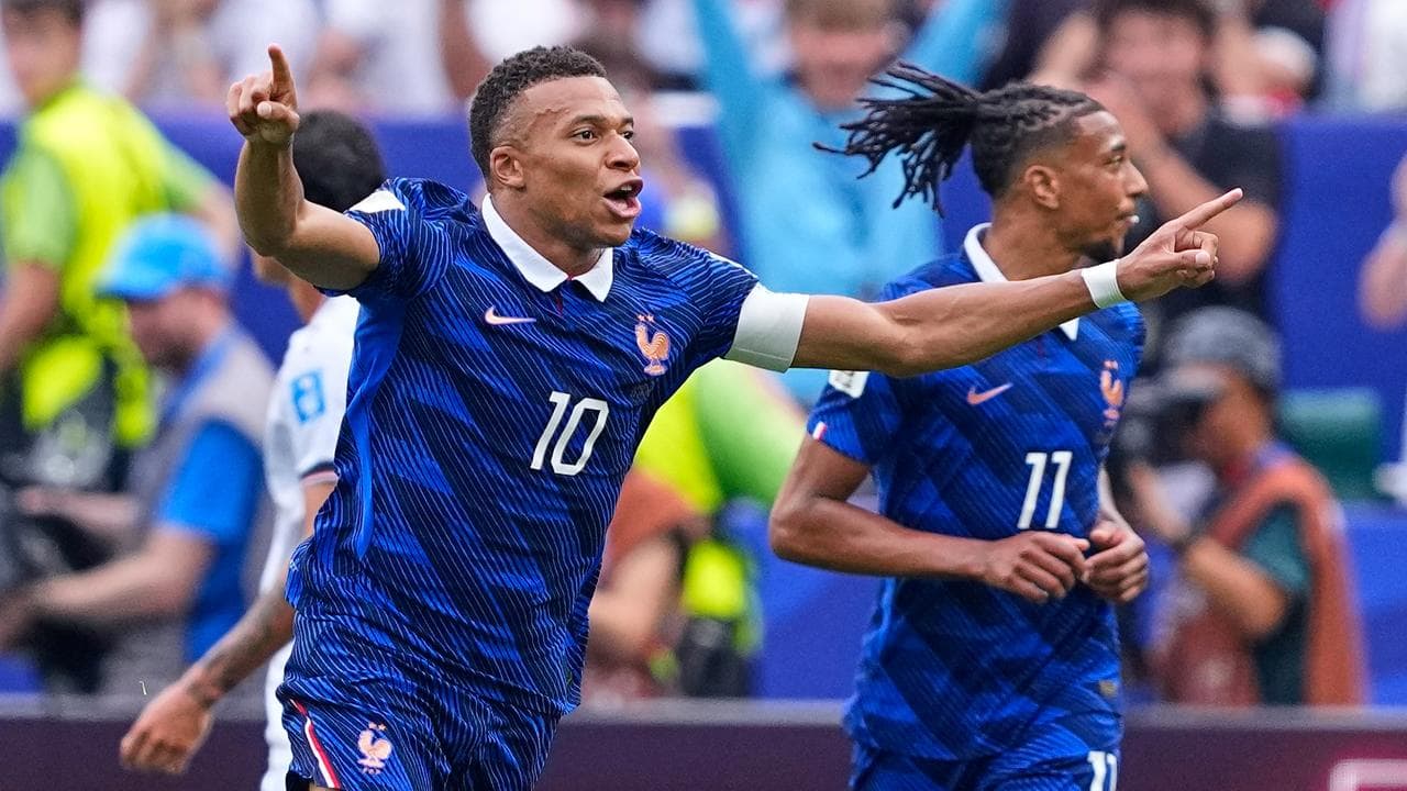 France stay perfect after overcoming wild storm & Iraq