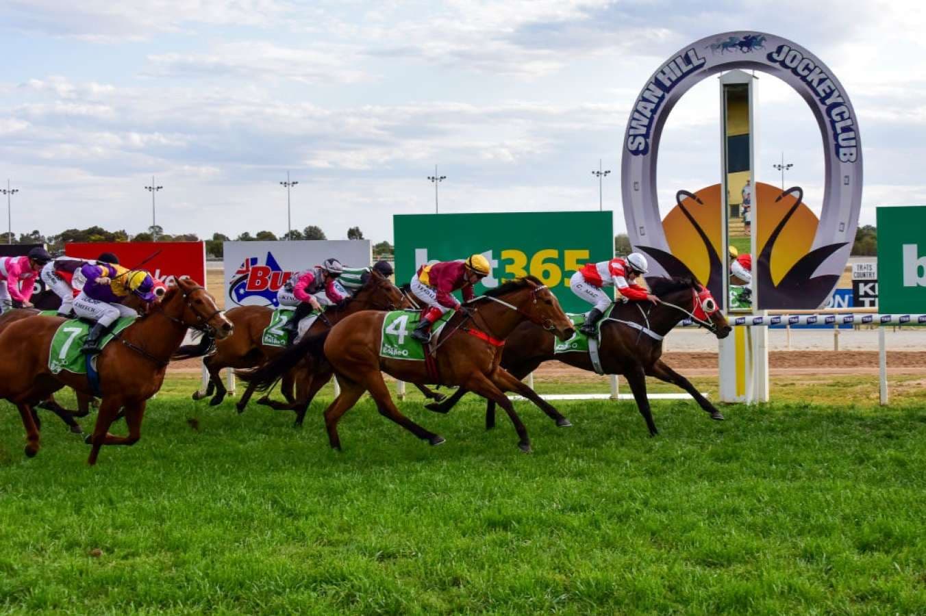 SENTrack: Friday best bets from Sam Hyland & David Taggart (04/04)