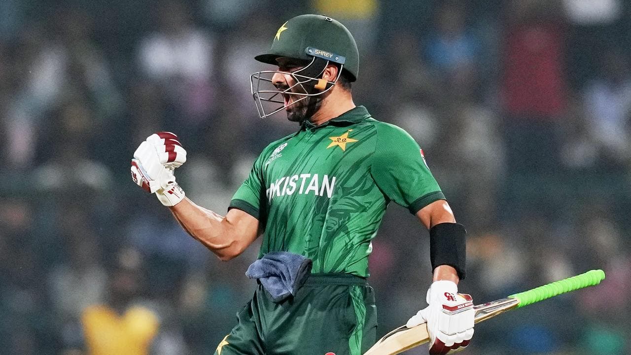 Blackcaps make World Cup semis after bold Pakistan bid fails