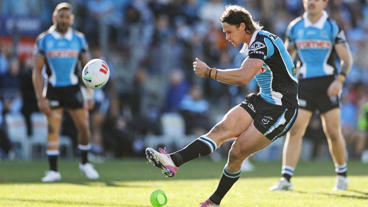 Hot Hynes enters record books as Sharks thump Rabbitohs