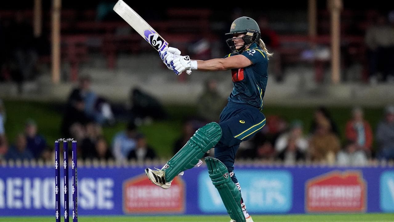 Australia survive scare to beat White Ferns in first women's T20