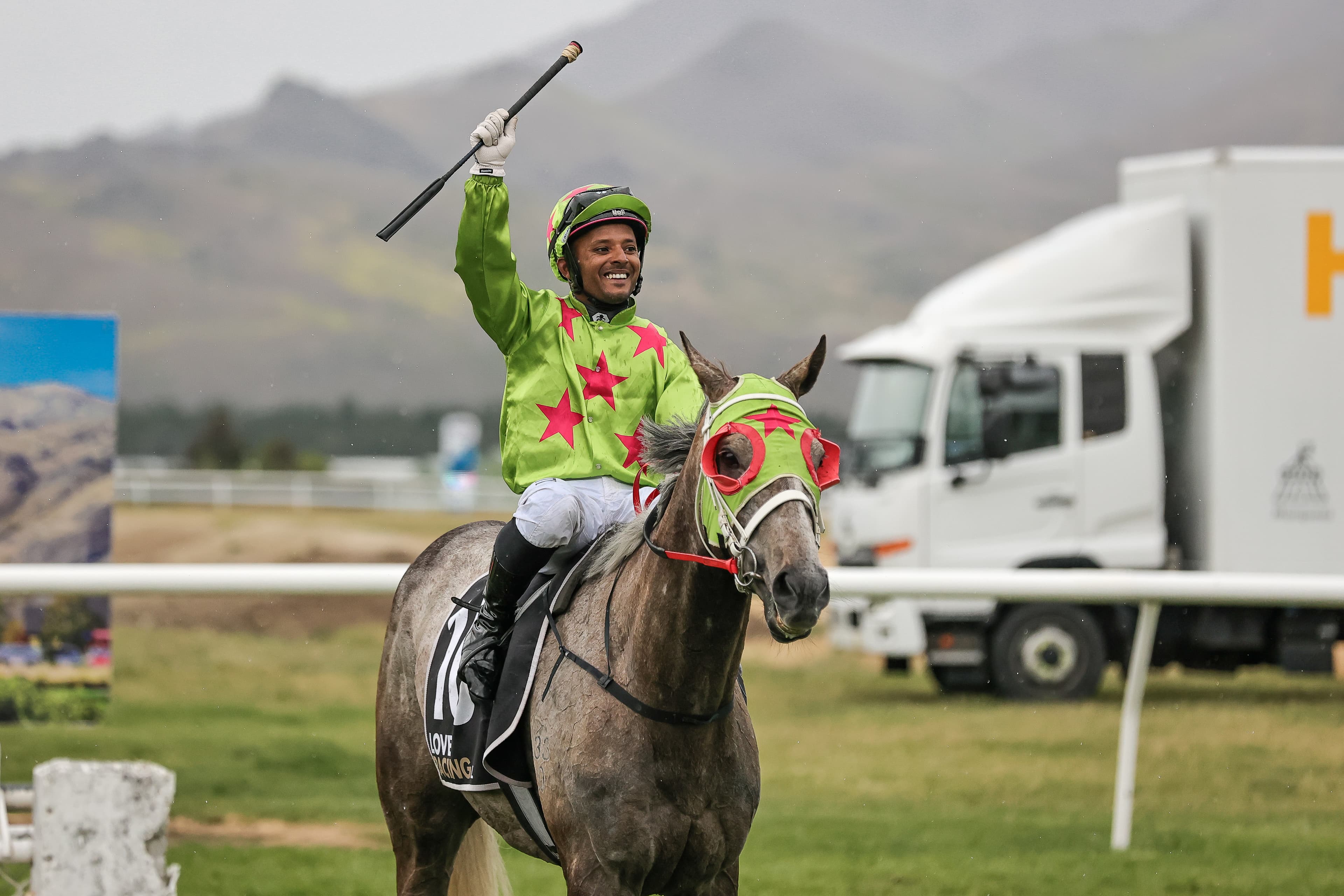 Peachy Keen flies home for Cromwell Cup win