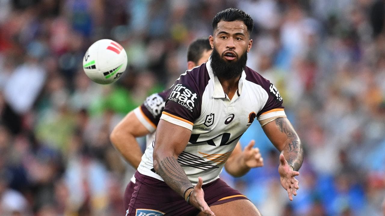 Haas recovers to tee off against Cowboys legend