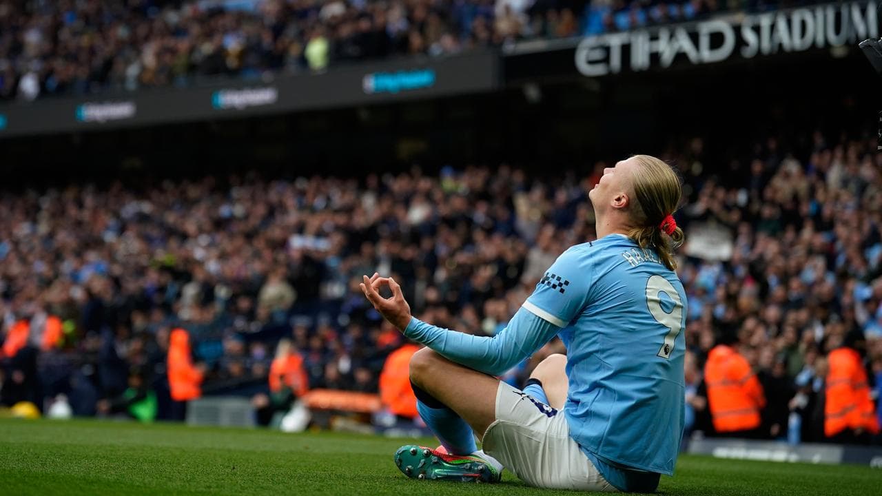 Man City keep pressure on Arsenal in English title race