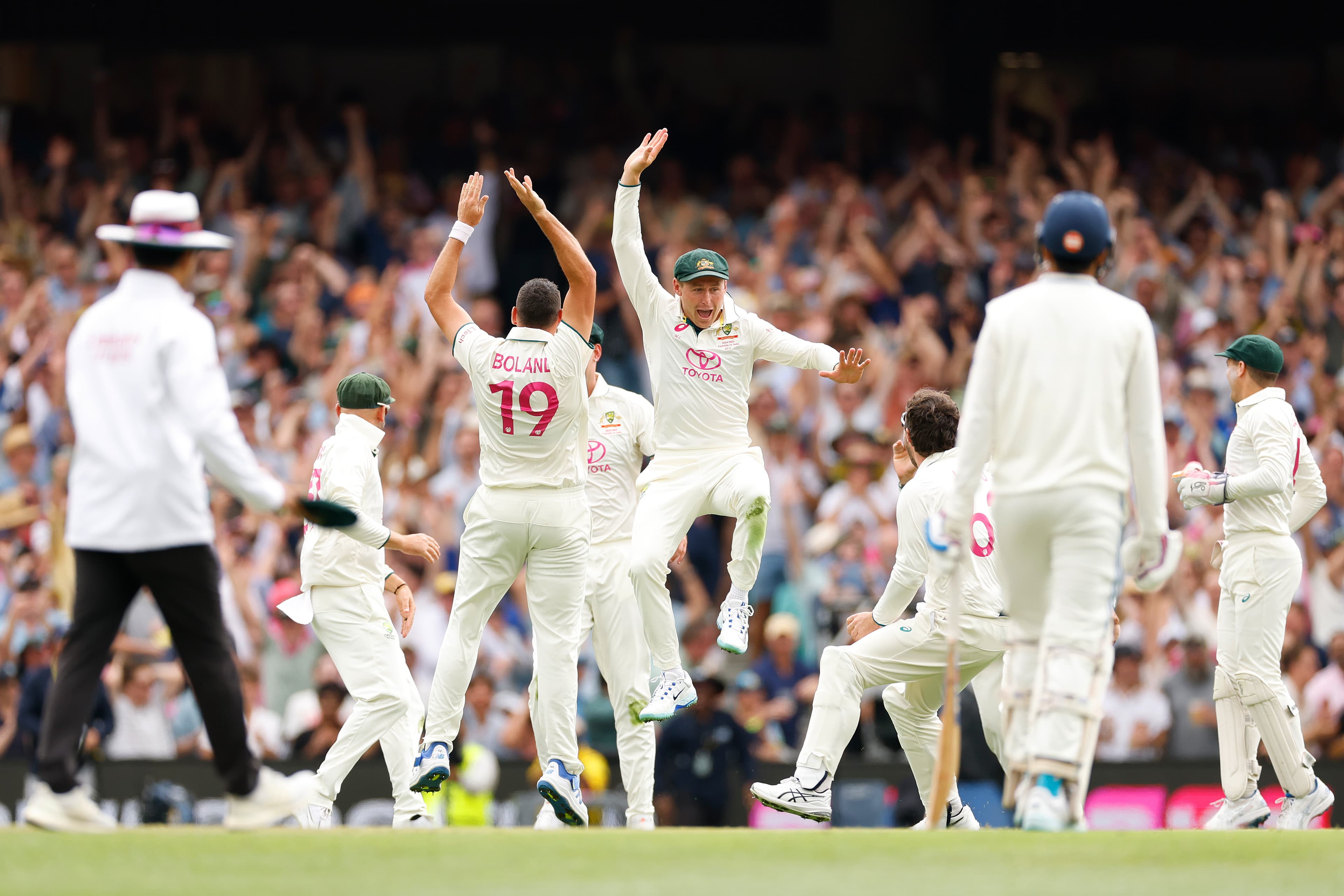 Aussie control first session despite controversial decision