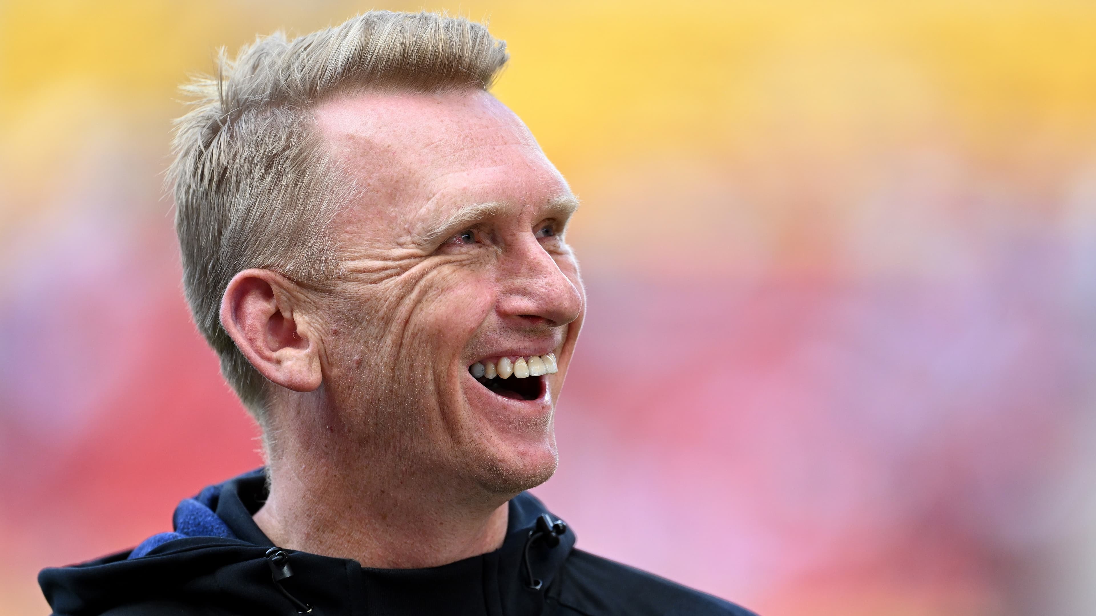 Whistling Wahs coach bins journos for 'crap' questions