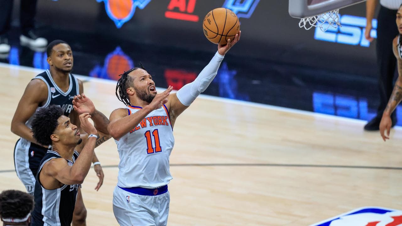Knicks ride in, steal NBA Finals opener in San Antonio