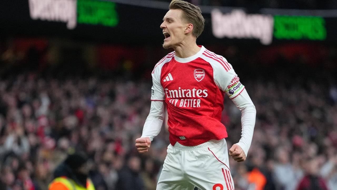 Arsenal regain top spot, Villa extend winning streak