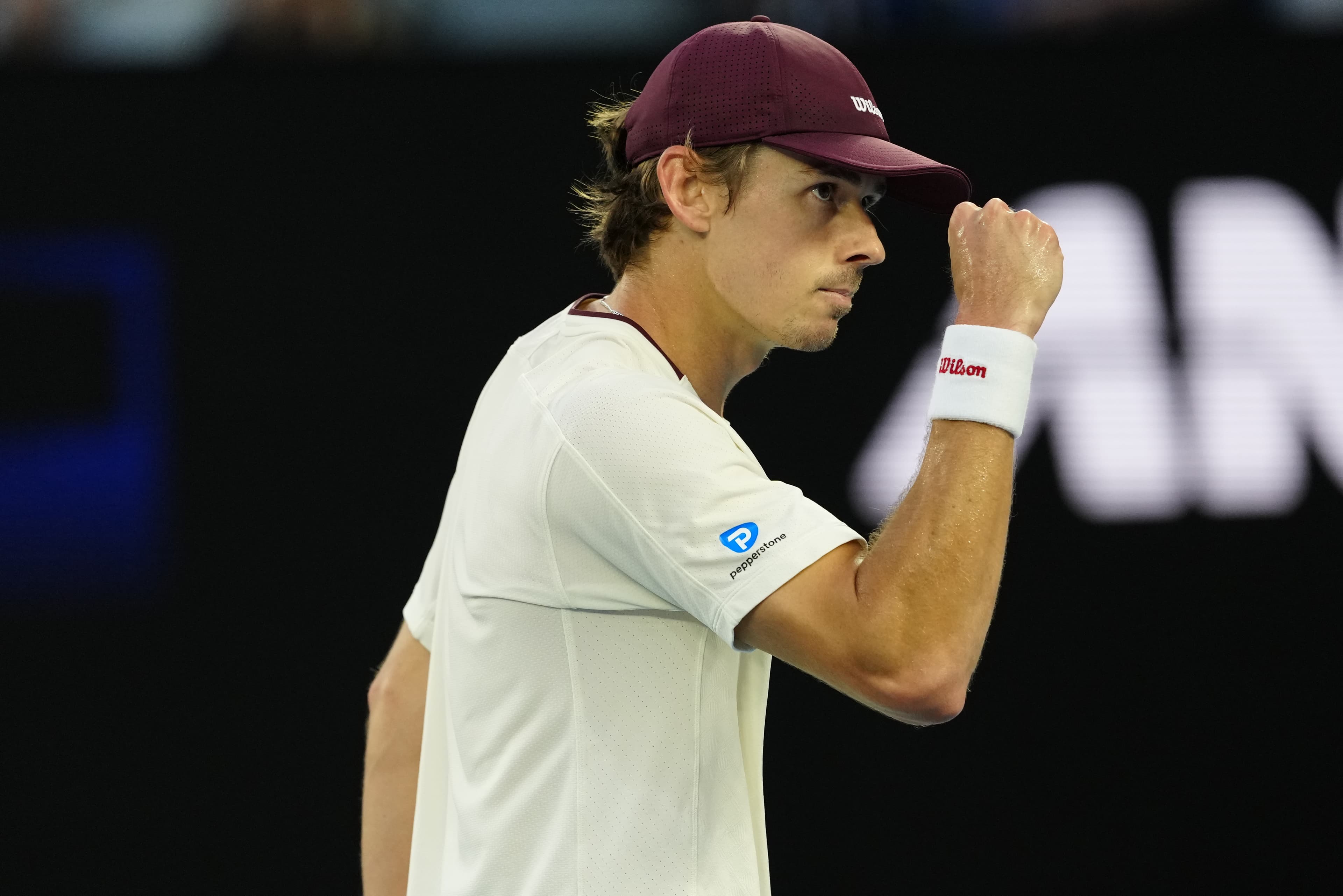 De Minaur 'on fire' to claim last 16 spot