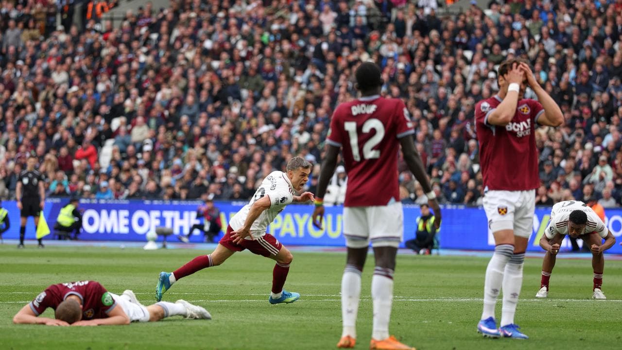 Late goal & VAR help Arsenal stay in control of EPL title race